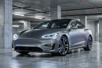 Voiture électrique 2026 avec technologie LiDAR et toit panoramique dans un garage urbain moderne